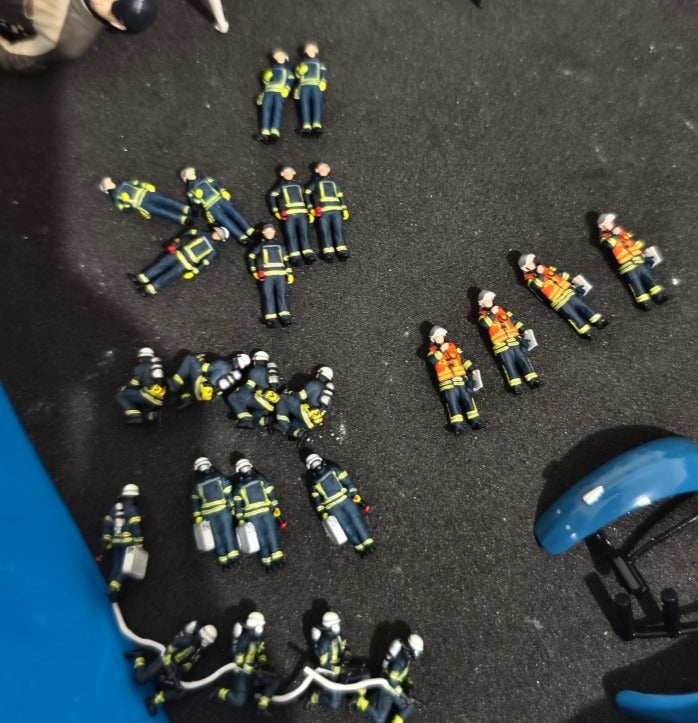 Feuerwehrleute Deutsch 5 Miniaturfiguren mit blauer Kleidung